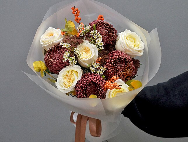 Buchet din trandafiri „Candlelight” și crizanteme sferice Bigoudi „Burgundy” — foto 4