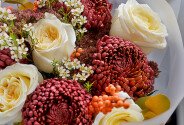 Buchet din trandafiri „Candlelight” și crizanteme sferice Bigoudi „Burgundy” — foto 5