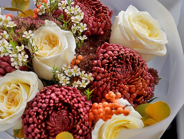 Buchet din trandafiri „Candlelight” și crizanteme sferice Bigoudi „Burgundy” — foto 5