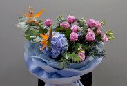 Buchet cu hortensie albastra, trandafiri mov si strelitzia — foto 1