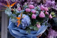 Buchet cu hortensie albastra, trandafiri mov si strelitzia — foto 3