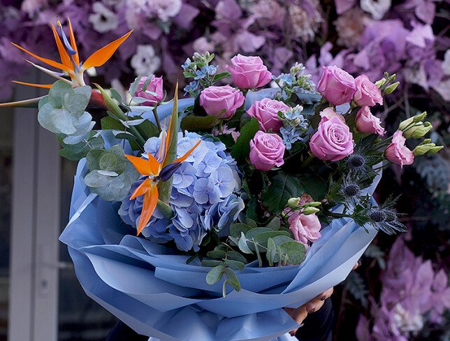 Buchet cu hortensie albastra, trandafiri mov si strelitzia — foto 3