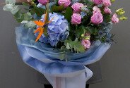 Buchet cu hortensie albastra, trandafiri mov si strelitzia — foto 4