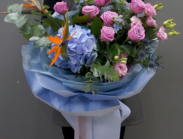Buchet cu hortensie albastra, trandafiri mov si strelitzia — foto 4