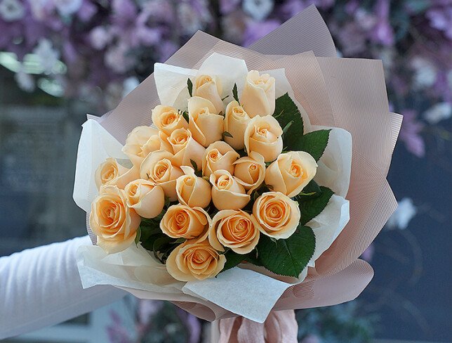 Bouquet of 21 cream roses, 50–60 cm photo