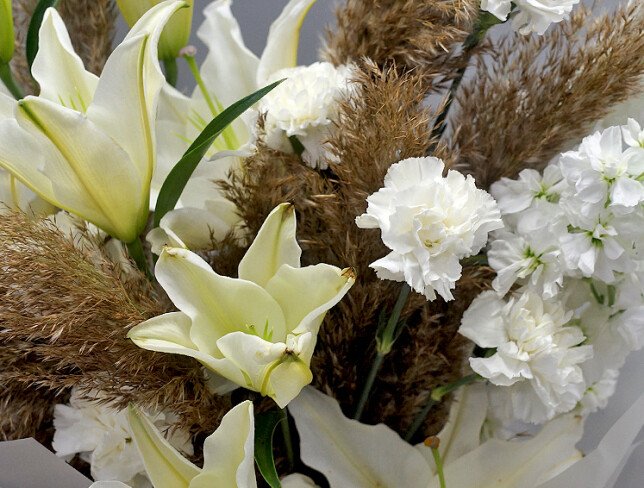 Buchet din crini albi și mattiola "Aromă delicată" — foto 2
