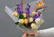 Buchet din trandafiri crem, mattiola mov și strelitzia — foto 1