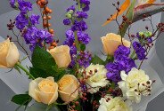 Buchet din trandafiri crem, mattiola mov și strelitzia — foto 2