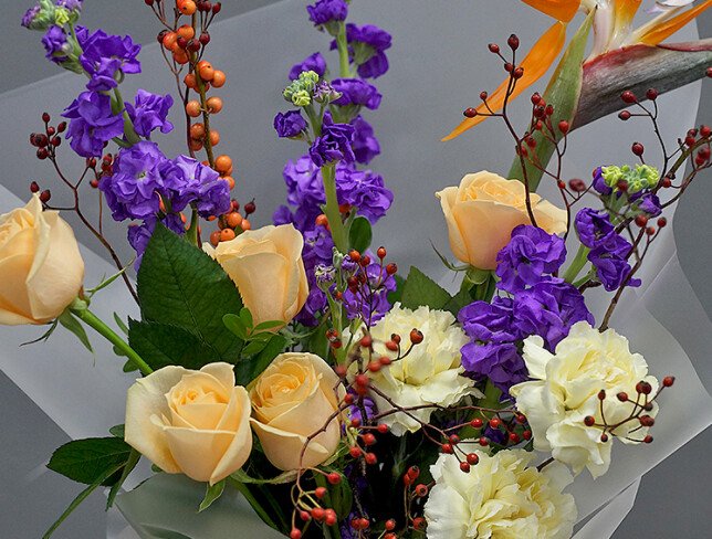 Buchet din trandafiri crem, mattiola mov și strelitzia — foto 2