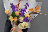 Buchet din trandafiri crem, mattiola mov și strelitzia — foto 3