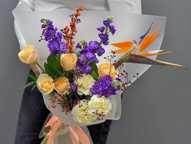 Buchet din trandafiri crem, mattiola mov și strelitzia — foto 3
