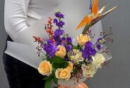 Buchet din trandafiri crem, mattiola mov și strelitzia — foto 4