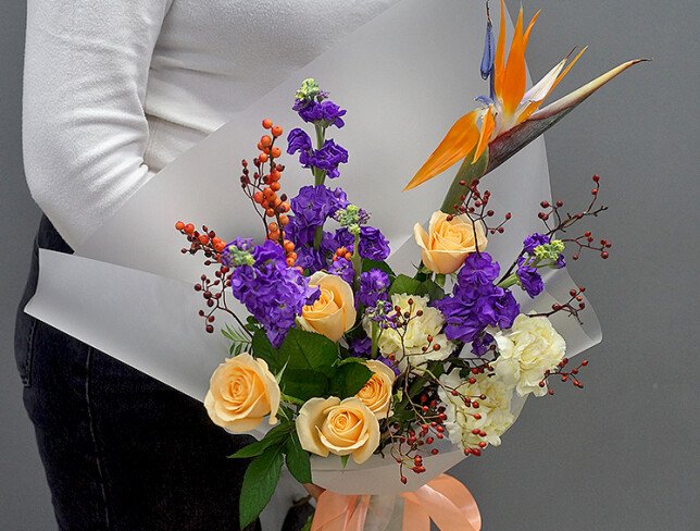 Buchet din trandafiri crem, mattiola mov și strelitzia — foto 4