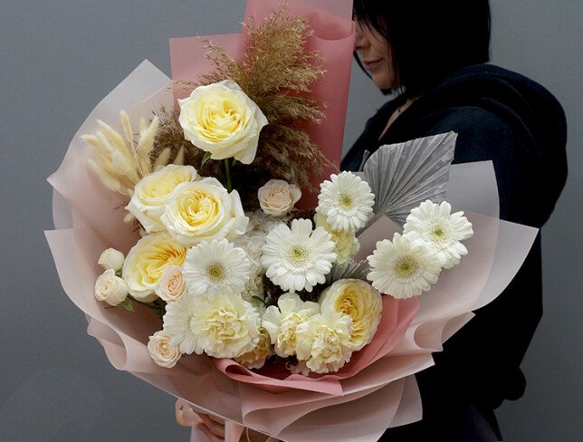 Buchet din trandafiri albi Candlelight, hortensie și gerbera "Dimineață vanilată" foto