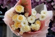 Buchet din trandafiri albi Candlelight, hortensie și gerbera "Dimineață vanilată" — foto 4