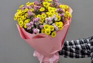 Букет из жёлтых и розовых хризантем — фото 1