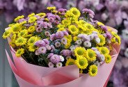 Букет из жёлтых и розовых хризантем — фото 5