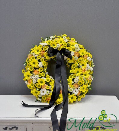 Funeral wreath with cream roses, lisianthus and yellow chrysanthemums (d=46) photo 394x433