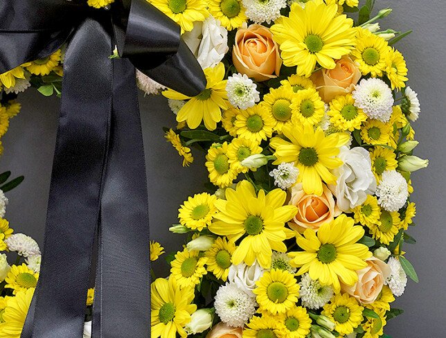 Coroană funerară cu trandafiri crem, eustoma și crizanteme galbene (d=46) foto