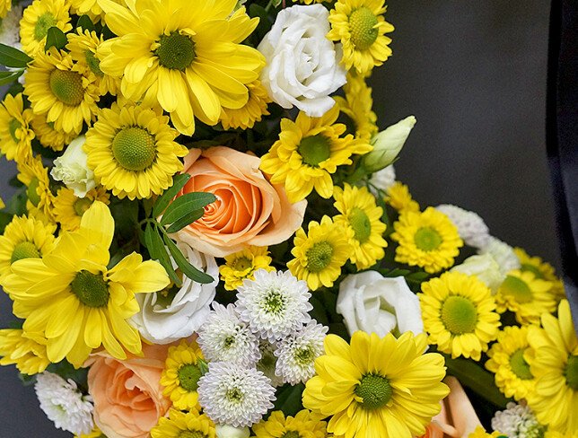 Coroană funerară cu trandafiri crem, eustoma și crizanteme galbene (d=46) foto