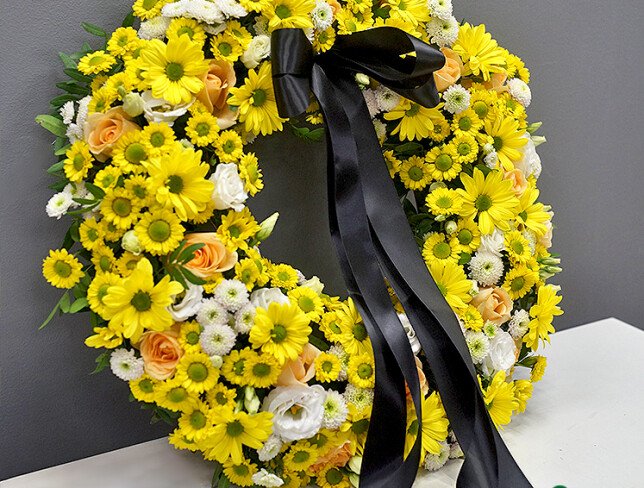 Coroană funerară cu trandafiri crem, eustoma și crizanteme galbene (d=46) foto