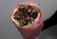 Buchet din 5 crizanteme sferice maro si waxflower — foto 1