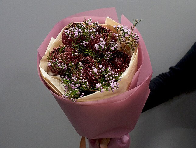Buchet din 5 crizanteme sferice maro si waxflower foto