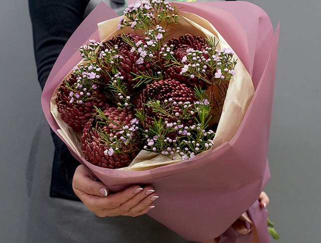 Buchet din 5 crizanteme sferice maro si waxflower foto