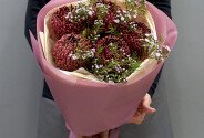 Buchet din 5 crizanteme sferice maro si waxflower — foto 3
