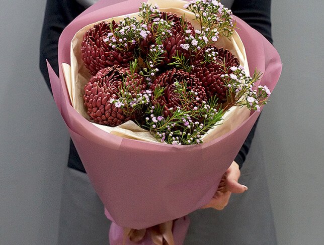 Buchet din 5 crizanteme sferice maro si waxflower foto