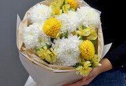 Buchet din dalii, alstroemerii si crizanteme albe — foto 4