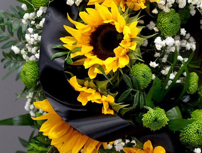 Funeral wreath with sunflowers and chrysanthemums (d=46) photo