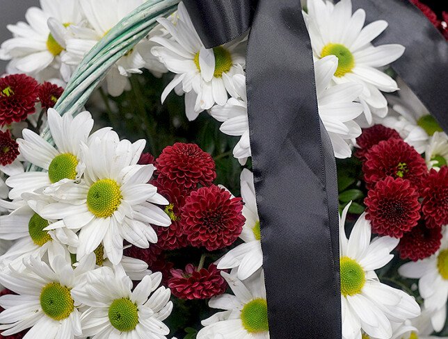 Cos cu crizanteme albe si bordo foto