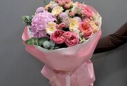 Buchet cu hortensie roz, trandafiri roz de tip bujor si gerbere — foto 1