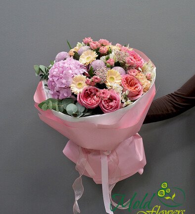Buchet cu hortensie roz, trandafiri roz de tip bujor si gerbere foto 394x433