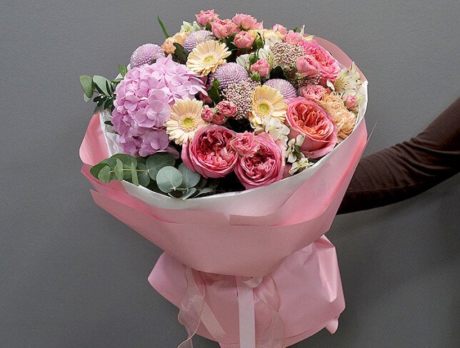 Buchet cu hortensie roz, trandafiri roz de tip bujor si gerbere foto