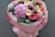 Buchet cu hortensie roz, trandafiri roz de tip bujor si gerbere — foto 3