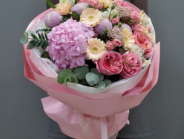 Buchet cu hortensie roz, trandafiri roz de tip bujor si gerbere foto
