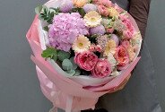 Buchet cu hortensie roz, trandafiri roz de tip bujor si gerbere — foto 4