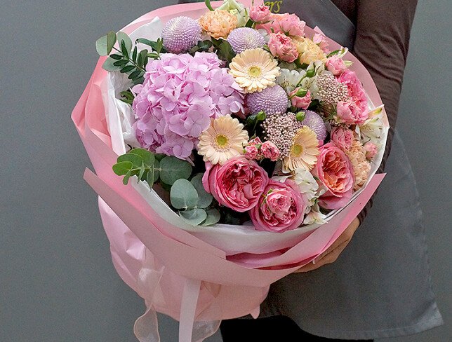 Buchet cu hortensie roz, trandafiri roz de tip bujor si gerbere foto