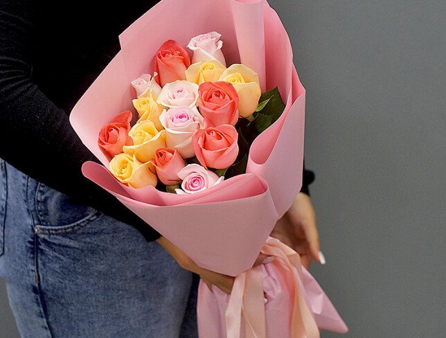 Buchet din 15 trandafiri multicolori 50 cm