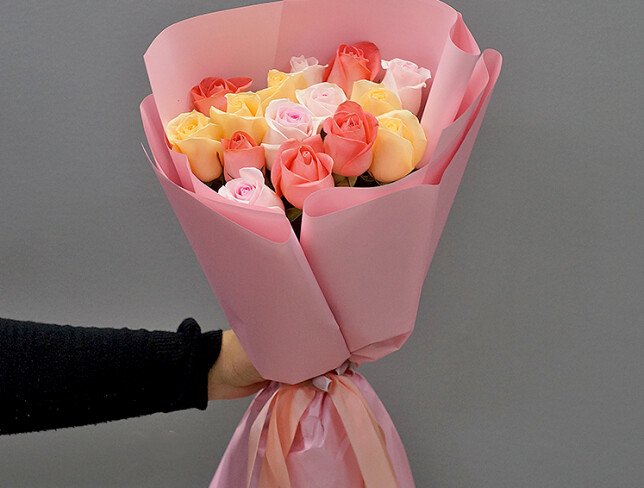Buchet din 15 trandafiri multicolori 50 cm — foto 2