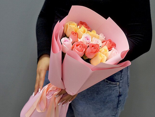 Buchet din 15 trandafiri multicolori 50 cm — foto 3