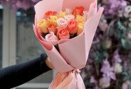 Buchet din 15 trandafiri multicolori 50 cm — foto 4