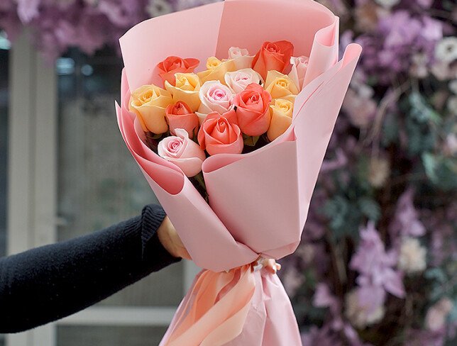 Buchet din 15 trandafiri multicolori 50 cm — foto 4