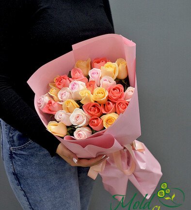 Buchet din 29 trandafiri multicolori 50 cm