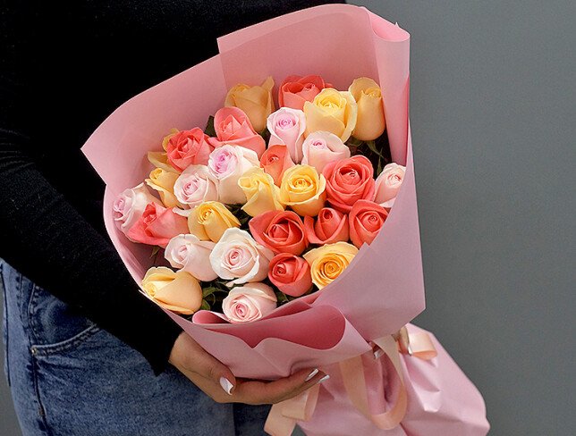 Buchet din 29 trandafiri multicolori 50 cm