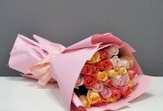 Buchet din 29 trandafiri multicolori 50 cm — foto 3