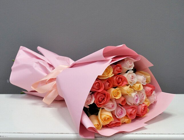 Buchet din 29 trandafiri multicolori 50 cm — foto 3