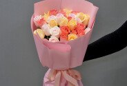 Buchet din 29 trandafiri multicolori 50 cm — foto 4